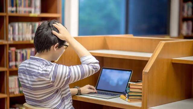 苹果电脑是中文版吗:新生开学在即，电脑是必备品吗？先听听学长学姐的意见！
