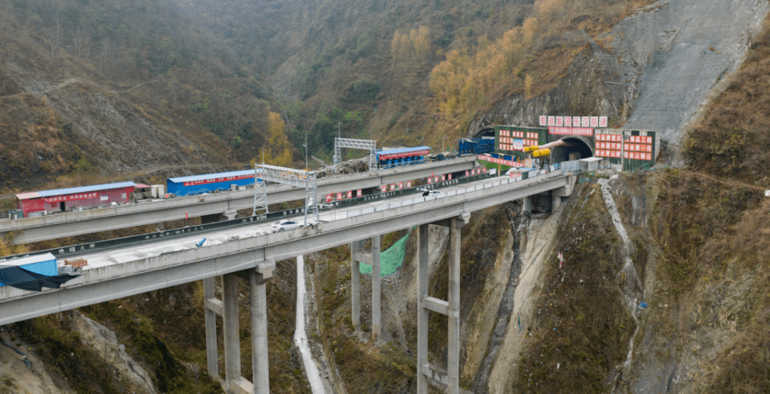 波洞破解苹果版
:峨汉高速胜利村隧道双洞贯通 预计年内全线通车